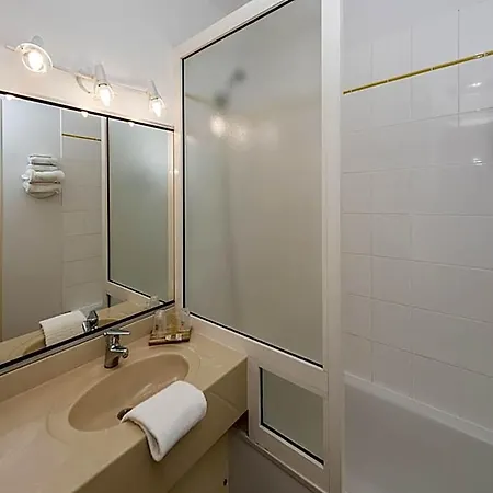 Hotel Elema Hotels Beauvais Ex Hostellerie Saint Vincent Beauvais Aeroport 3*
