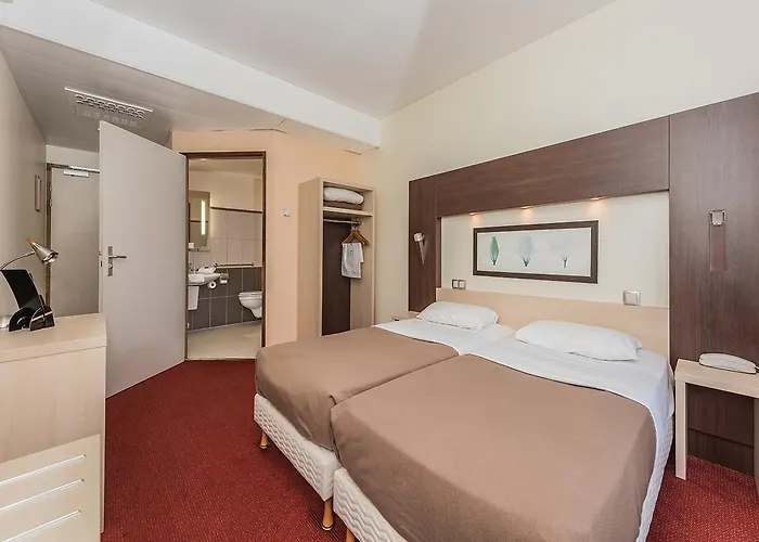 Hostellerie Saint Vincent Beauvais Aeroport Hotel 3*